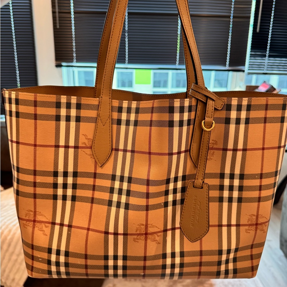 Burberry Beige Leather Interior - Picture 2 of 5